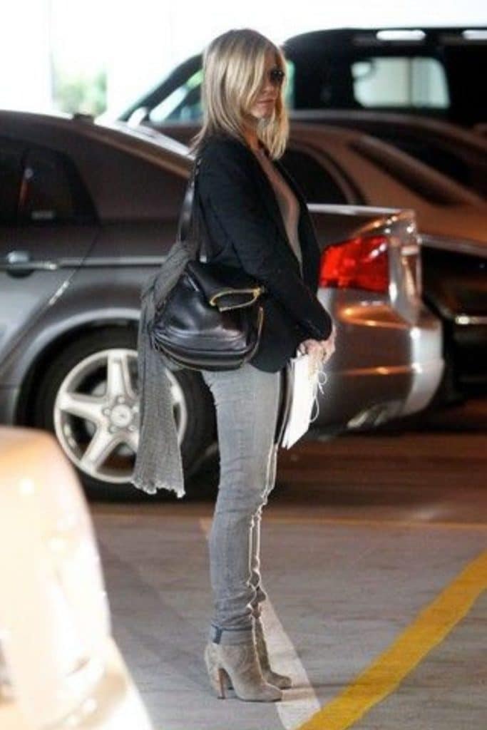 Jennifer Aniston wearing skinny jeans.